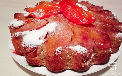 Подавайте пирог на красивой тарелке, предварительно сверху посыпьте нарезанными кусочками хурмы.