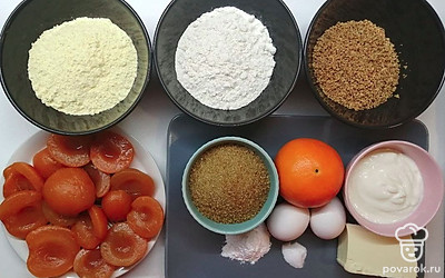 Абрикосы откиньте на дуршлаг, чтобы стекла лишняя жидкость. Три вида муки просейте, используя сито. Сливочное масло нагрейте при комнатной температуре.