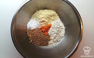 Цедру апельсина натрите на терке. Соедините все сухие ингредиенты: кукурузную, миндальную и пшеничную муку, ванилин, апельсиновую цедру и разрыхлитель, и тщательно перемешайте.