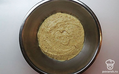 В отдельной миске взбейте сливочное масло с тростниковым сахаром. Влейте сметану, вбейте яйца и тщательно перемешайте массу. Добавьте сухую смесь и вымесите однородное тесто.