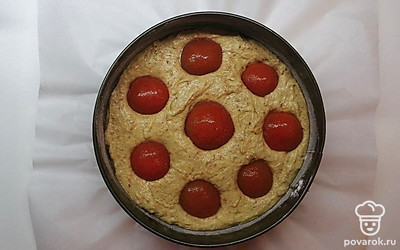 Готовое тесто выложите в форму, смазанную сливочным маслом, или устелите пергамент. Половинки абрикос равномерно распределите по пирогу, слегка утопив их в тесто, и выпекайте в духовом шкафу при 190°С в течение 40-50 минут. Готовность пирога проверьте деревянной шпажкой.