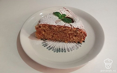 Подавайте пирог слегка остывшим на порционной тарелке, присыпав сахарной пудрой и украсив листочком мяты.