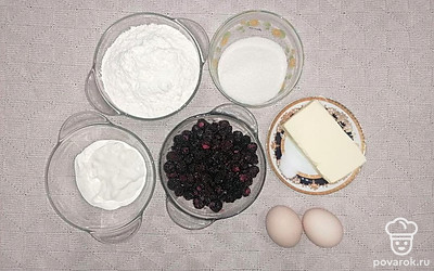 Ягоды ежевики заранее разморозьте в холодильнике или используйте свежие. Муку просейте сквозь сито.