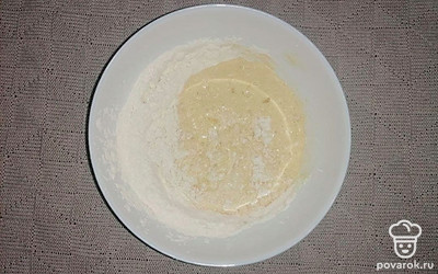 Сливочное масло нагрейте в микроволновке. В глубокую емкость вбейте одно яйцо, всыпьте 2 столовые ложки сахара и соль, и тщательно перемешайте венчиком. Затем частями всыпьте муку и замесите тугое тесто.