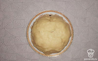 Готовое тесто заверните в пищевую пленку и отправьте «отдохнуть» в холодильник на 25-30 минут.