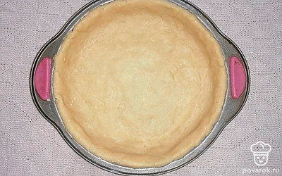 Тесто достаньте из холодильника, раскатайте и выложите в форму для запекания, обязательно сформируйте бортики высотой не менее 2-3 сантиметров.