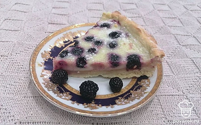 Подавайте песочный пирог с ягодами ежевики нарезав на порционные кусочки и присыпав сахарной пудрой.