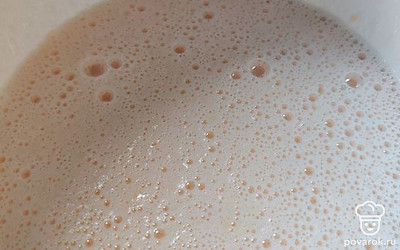 Сахар, яйца, соль и ванилин взбить в миске до побеления желтков.