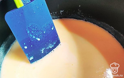 Молоко довести до кипения и растворить в нем сливочное масло. Снять с огня и остудить до 40-50 градусов. 