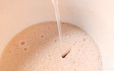 В яичную смесь добавляем растительное масло, перемешиваем.