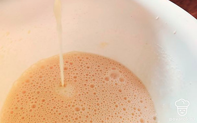 После добавляем сюда же теплое, но не горячее молоко с маслом. Перемешиваем.