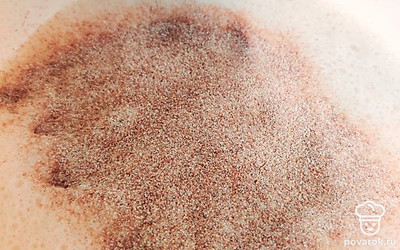 Частями всыпаем манку и перемешиваем венчиком, чтобы не образовывались комочки. И оставляем набухать манку на 10-15 минут.