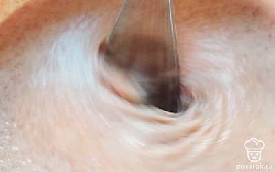 В нашу получившуюся смесь просеиваем муку, и также все тщательно перемешиваем.