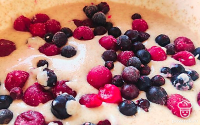 Добавляем мороженные ягоды. У меня это смородина и вишня. Перемешиваем.