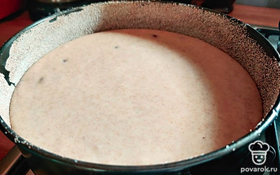 Форму для выпекания смазываем сливочным маслом и присылаем манкой или мукой. Выливаем туда получившуюся смесь. И ставим в разогретую духовку до 180 градусов на 30-40 минут. Готовность манника проверяем деревянной палочкой, если она без сырого теста, то манник готов.