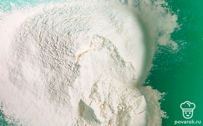 В чашу просейте муку.