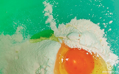 Разбейте яйцо. 