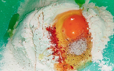 Посолите, перемешайте, влейте воду. Должна получиться консистенция густой сметаны.