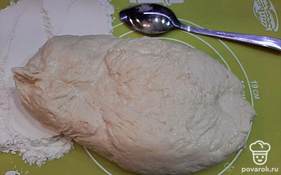 Вымешиваем пирожковое дрожжевое тесто. Растворяем в теплом молоке дрожжи, добавляем сахар и соль. Вмешиваем муку. Даём тесту поднялся 1-1,5 часа в теплом месте. Выкладываем тесто на рабочую поверхность, присыпанную мукой.