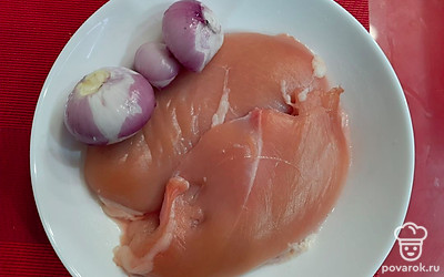 Готовим начинку. Берём куриную грудку. Чистим репчатый лук. Нарезаем ингредиенты на мелкие куски.