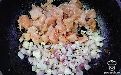 Обжариваем куриную грудку с луком на растительном масле до готовности 5-7 минут.