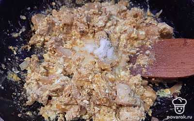 Солим по вкусу. По желанию можно добавить специи или чеснок. Начинка готова.
