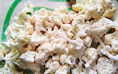 Разберите цветную капусту на соцветия. 