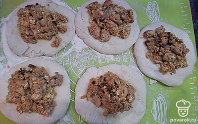 Укладываем ложкой начинку в центр каждой лепешки их теста.