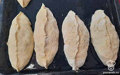 Защипываем края теста сверху будущих пирогов, придаем им форму растягая, но не оставляем в центре отверстие, так пироги получатся сочнее и не пересохнут. Укладываем пироги на противень, смазанный растительным маслом.