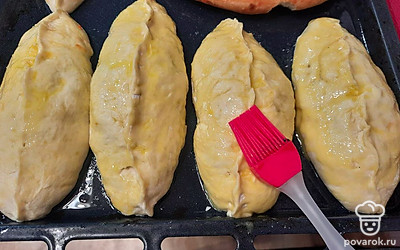 С помощью кулинарной кисти смазываем поверхность пирогов яичным желтком. Даём пирогами немного постоять, чтобы разошлось тесто, 15-20 минут. Ставим в разогретую духовку при 190 градусах на 25 минут.