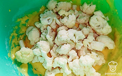 Выложите соцветия в кляр. 