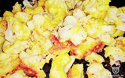 На раскаленную сковороду с маслом выложите капусту. Обжарьте ее, разделяя слипшиеся кусочки. Налейте 50 миллилитров воды, накройте крышкой, тушите 3-5 минут. 