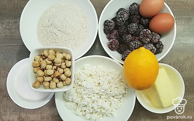 Отмерьте все необходимые по рецепту продукты. Просейте муку и соду, измельчите фундук любым удобным способом, выдавите сок из лимона. Приготовьте форму для запекания с высокими бортиками и включите духовку на разогрев до 170 ºС.