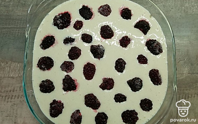 Взбейте в блендере или кухонном комбайне яйца с сахаром, ванильным сахаром и творогом, вылейте на тесто и выложите сверху ежевику.