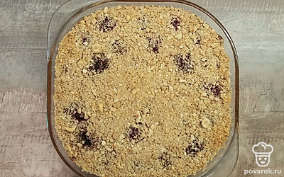 Достаньте оставшееся тесто из морозильника, смешайте с измельченным фундуком и получившуюся крошку высыпьте сверху на пирог, чтобы полностью закрыть начинку. Поставьте пирог в разогретую духовку и выпекайте 60 минут. Выключите духовку и оставьте в ней пирог еще на 30 минут, затем выньте его из духовки и дайте полностью остыть.