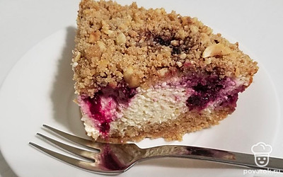 Разрежьте остывший пирог на порции и подавайте к чаю или кофе. При подаче можно посыпать пирог сахарной пудрой.