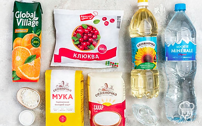 Подготовьте продукты для постного пирога с клюквой. Растворите соду в воде.