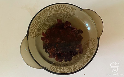 Изюм замочите кипятком и оставьте его стоять, пока мы с вами будем готовить тесто.