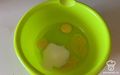 В миске соедините яйцо и сахар.