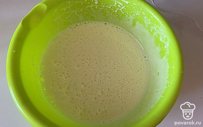 Взбейте их до пышной пены.