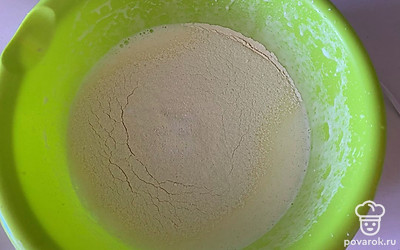 К яйцам просейте муку и разрыхлитель.