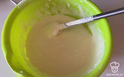 С помощью лопатки перемешайте до исчезновения комочков муки.