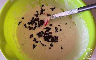 С изюма слейте воду и добавьте его к тесту.