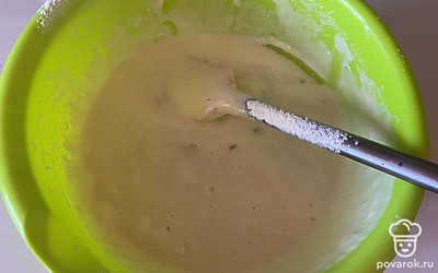 Перемешайте, чтобы изюм равномерно распределился по тесту.