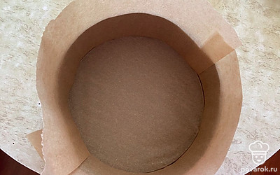 Форму для выпекания застелите пергаментной бумагой.