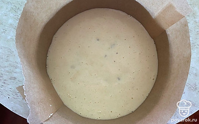 Вылейте в неё тесто.