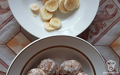 Пряники разрежьте вдоль пополам. Бананы нарежьте кружочками. 