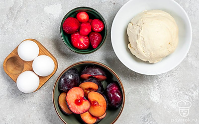 Разморозьте тесто, клубнику и сливы. С фруктов и ягод слейте при необходимости лишний сок. Приготовьте форму для запекания и кулинарную кисточку. Духовку разогрейте до 180 градусов.