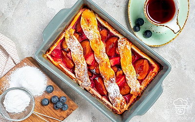 Немного припылите сахарной пудрой начинку. Нарежьте пирог на кусочки и подайте со свежезаваренным чаем.