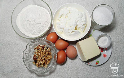 Курагу помойте и обсушите. Остальные продукты обогрейте в комнате. Муку просейте. Приготовьте посуду и кухонную технику.